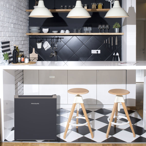 Frigidaire 1.6-cu ft Mini Fridge ( Black )